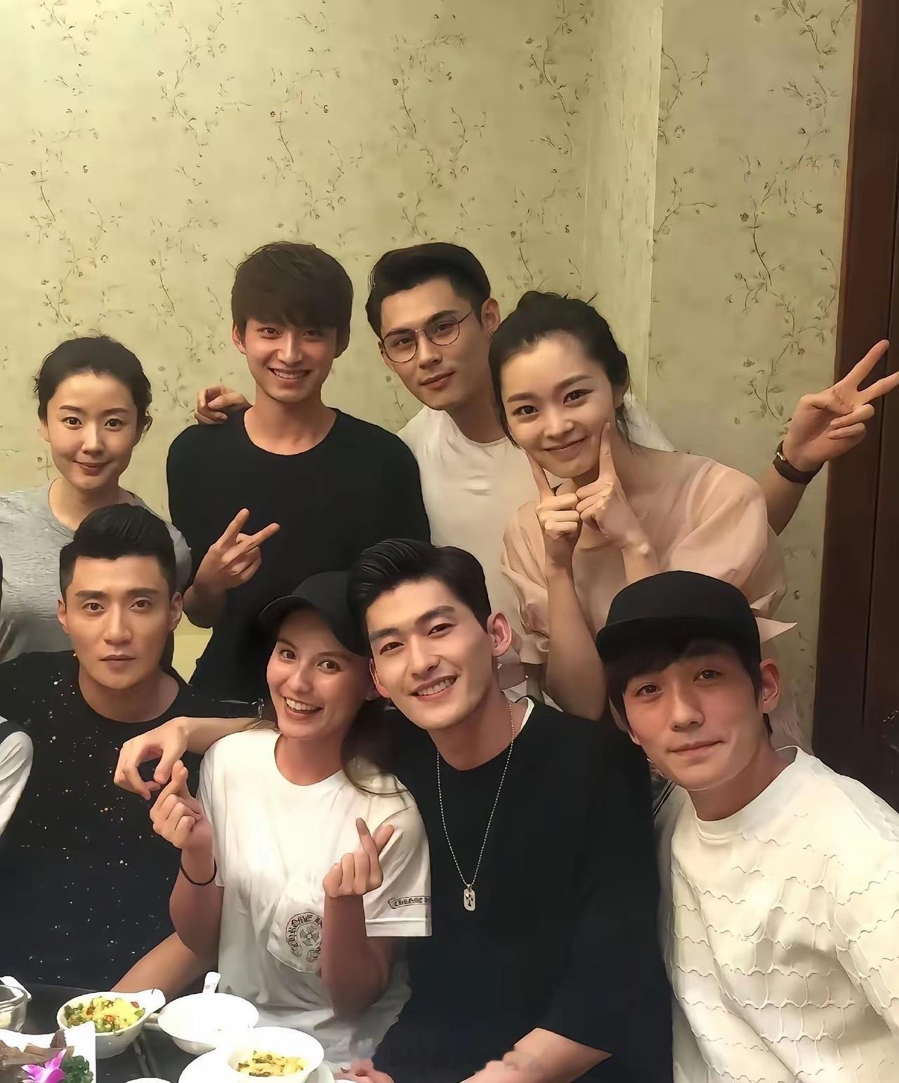 朱一龙不愧是长的比陈晓都要帅气的一个男明星，在一群男明星的大合影里，第一眼就能看