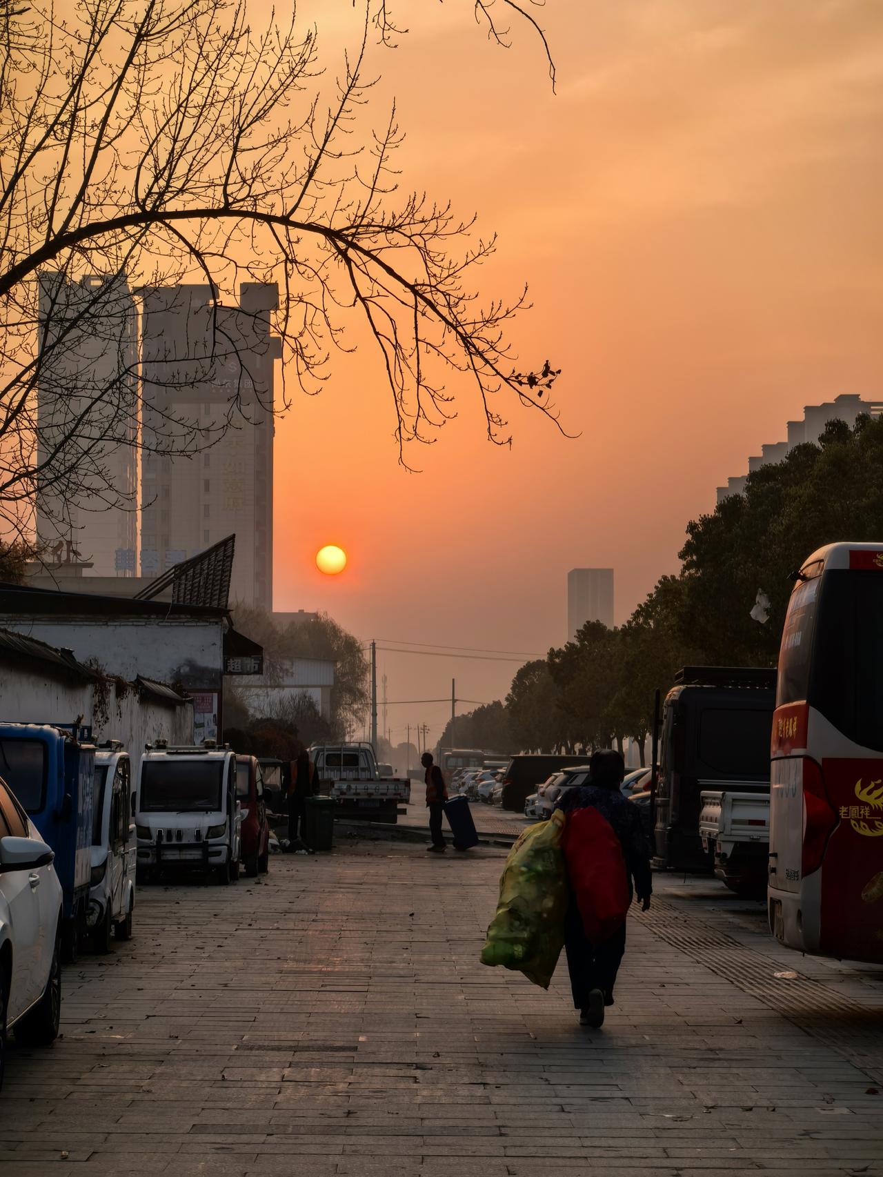 同事的妈妈虽然有养老金领取，但她就是闲不住。整天忙着捡塑料瓶，原来她得了一种病。