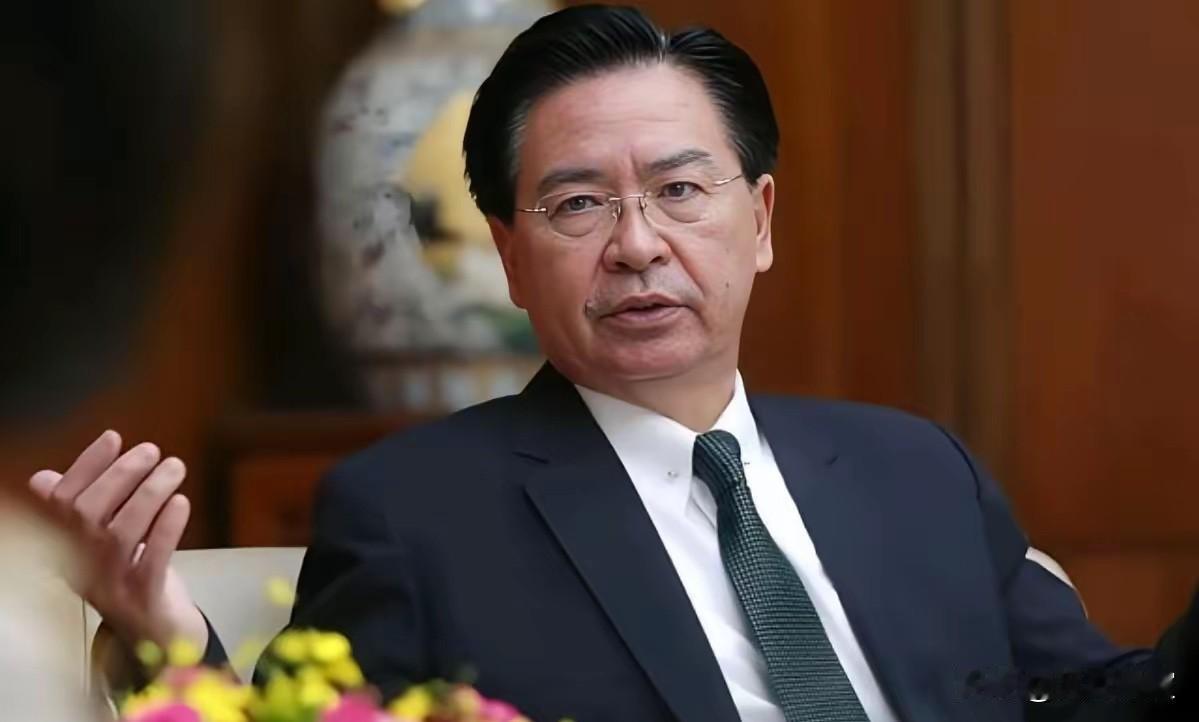“台独”顽固分子吴钊燮出来放话了！7月6日，这家伙又憋不住了。岛内那个所谓“