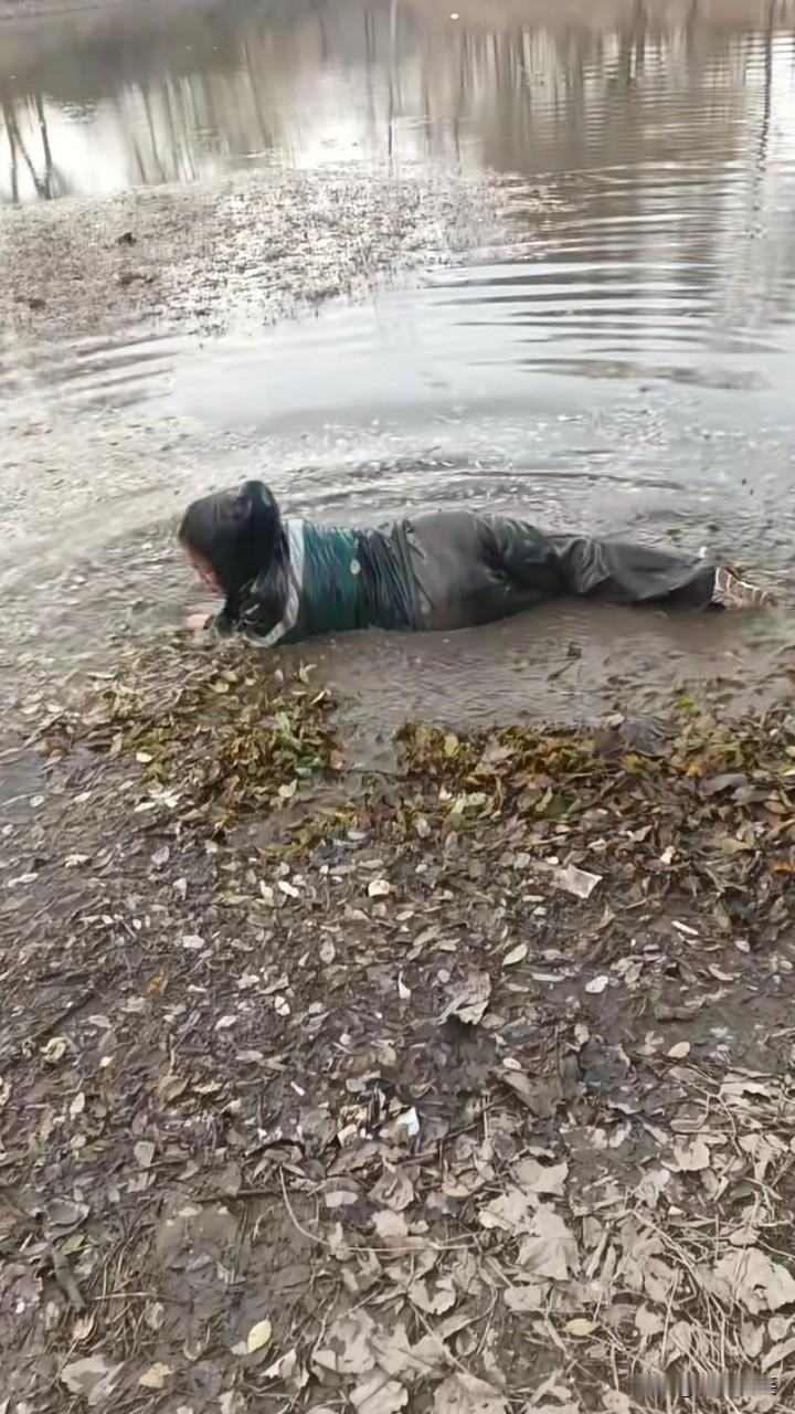 河北一宝妈在家河边滚泥巴，滚10天，一天2分钟，一次100块钱。起因是高女士