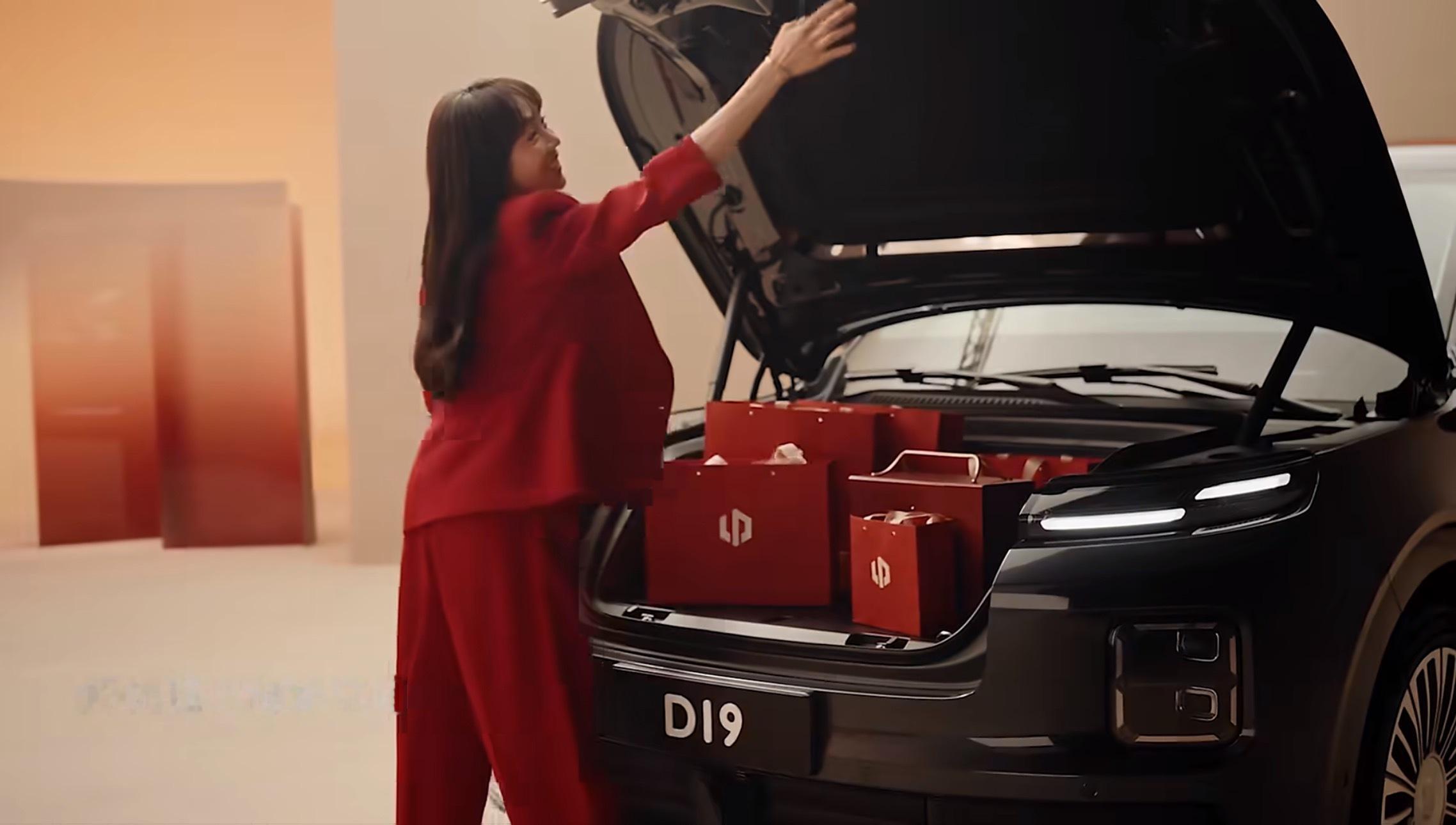 姜妍用零跑D19前备厢做年味菜，这有点会玩！真正圈粉的，是这台旗舰SUV藏在前备