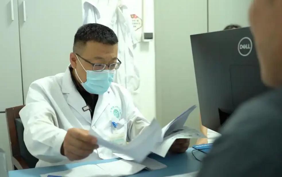 保险公司又玩不起了！江苏苏州，一保险公司业务员给自己老公买了份医疗险，谁知，才过
