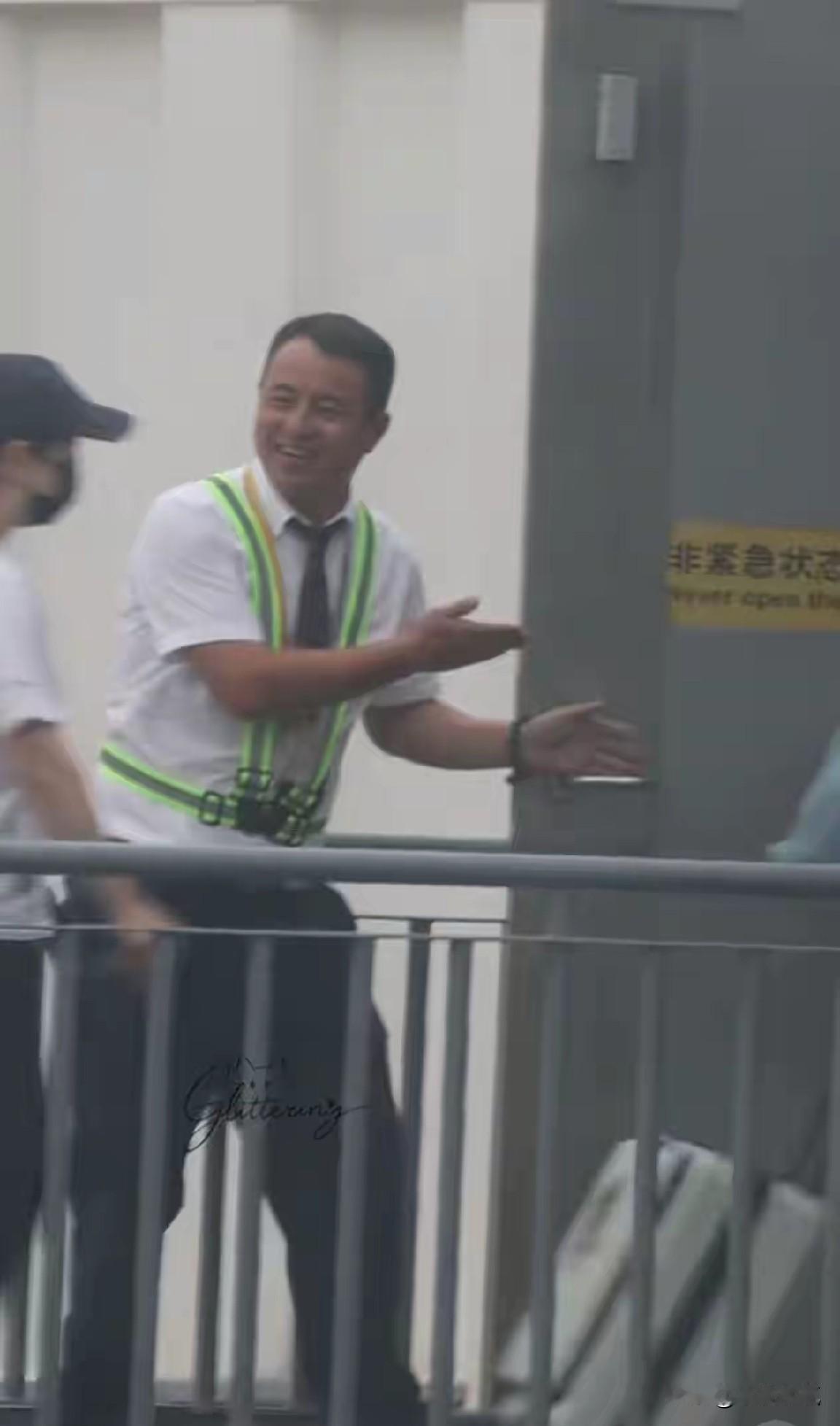 被这位幸福的机场地勤小哥刷屏了！莎头同框，走VIP通道返京，小哥给莎莎引路，隔着
