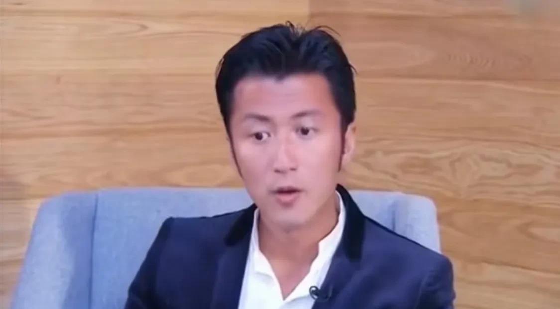 演员谢霆锋说：“我的两个儿子，他们很爱黏妈妈，也很爱黏我，我也可以毫不避讳的讲，