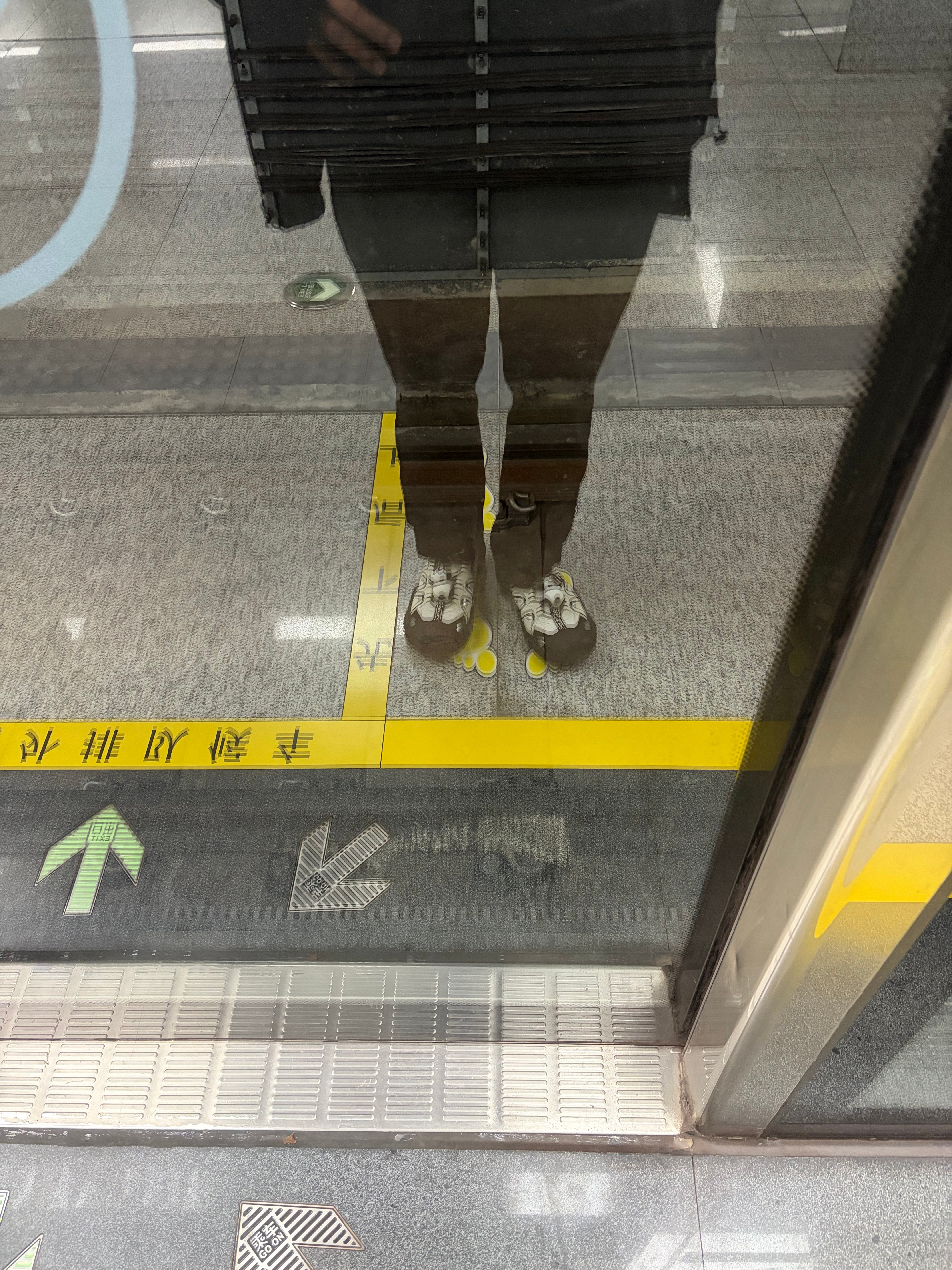 熊猫全球品牌代言人刘亦菲简单说下熊猫这双鞋的一天体验感，先说结论：对我的胖脚很