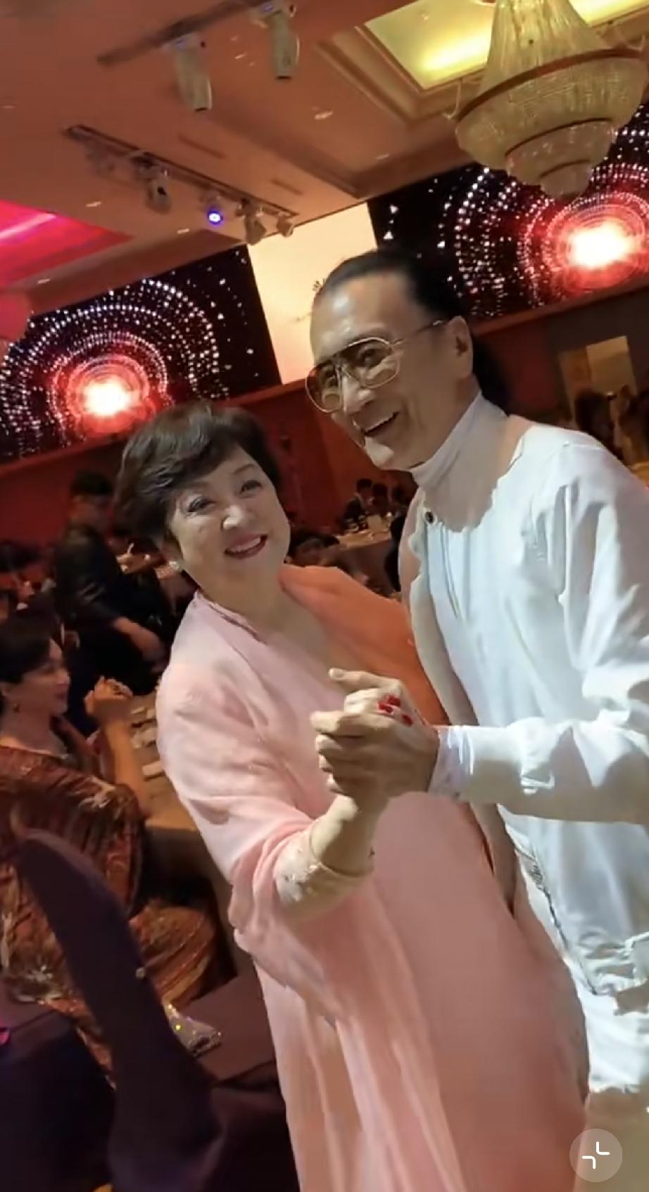 7月21日，汪曼玲晒出7年前谢贤与甄珍相聚跳舞的视频，谢贤依旧风流倜傥，并且有情