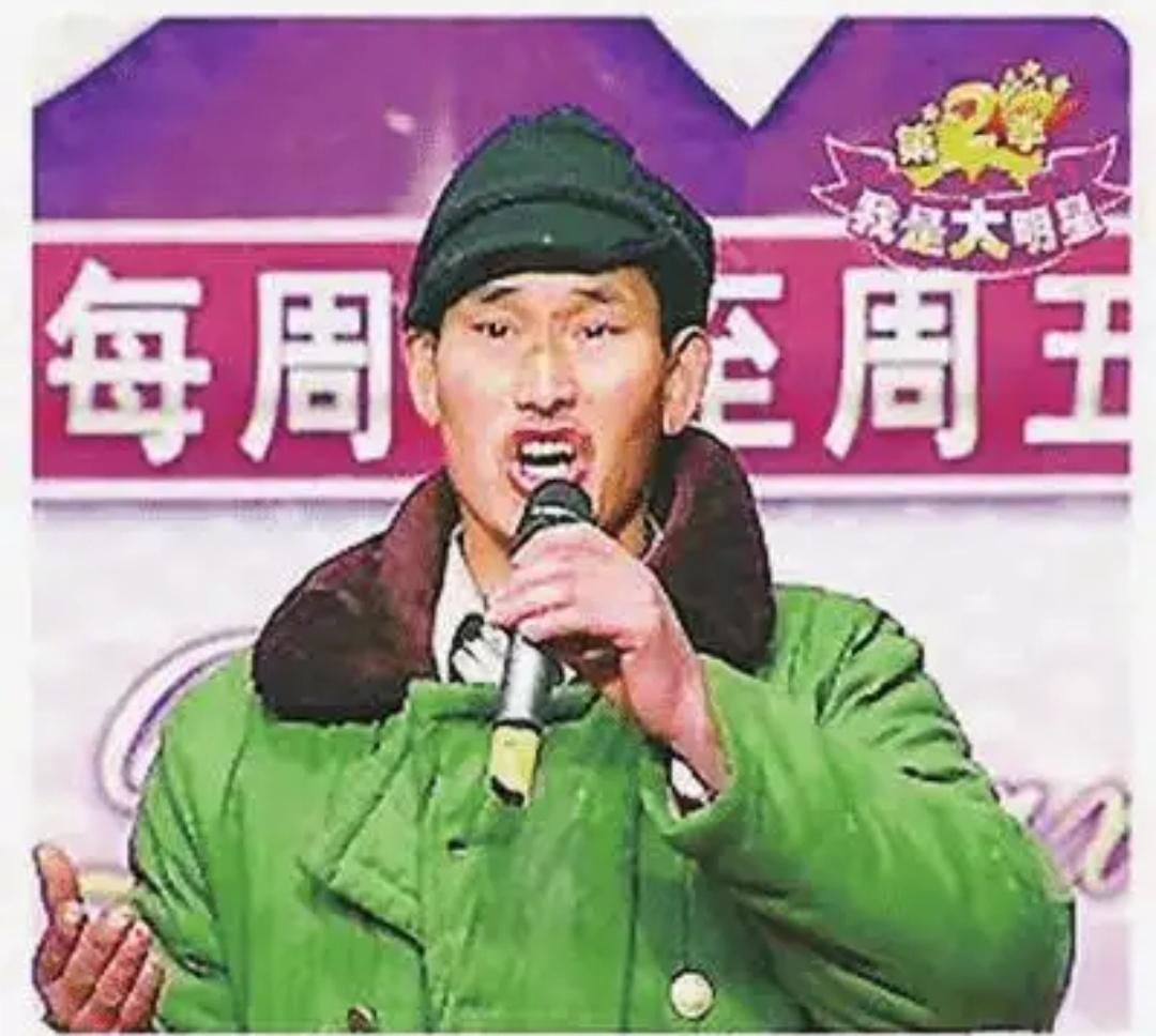 大衣哥啊，大衣哥，你可以软笔题字，也可以签名售书，可以珍馐美馔，也可以目中无人，