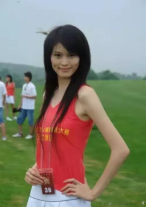 何穗这些年的变化真的太明显了，今昔一对比，简直让人不敢相信是同一个人。
