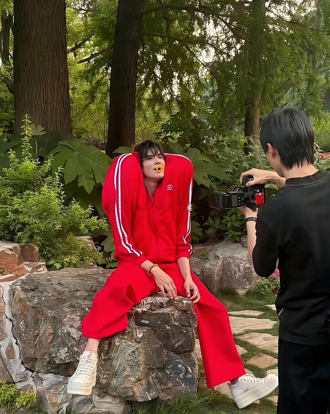 向佐好像越来越沉浸在自己的穿搭里了​