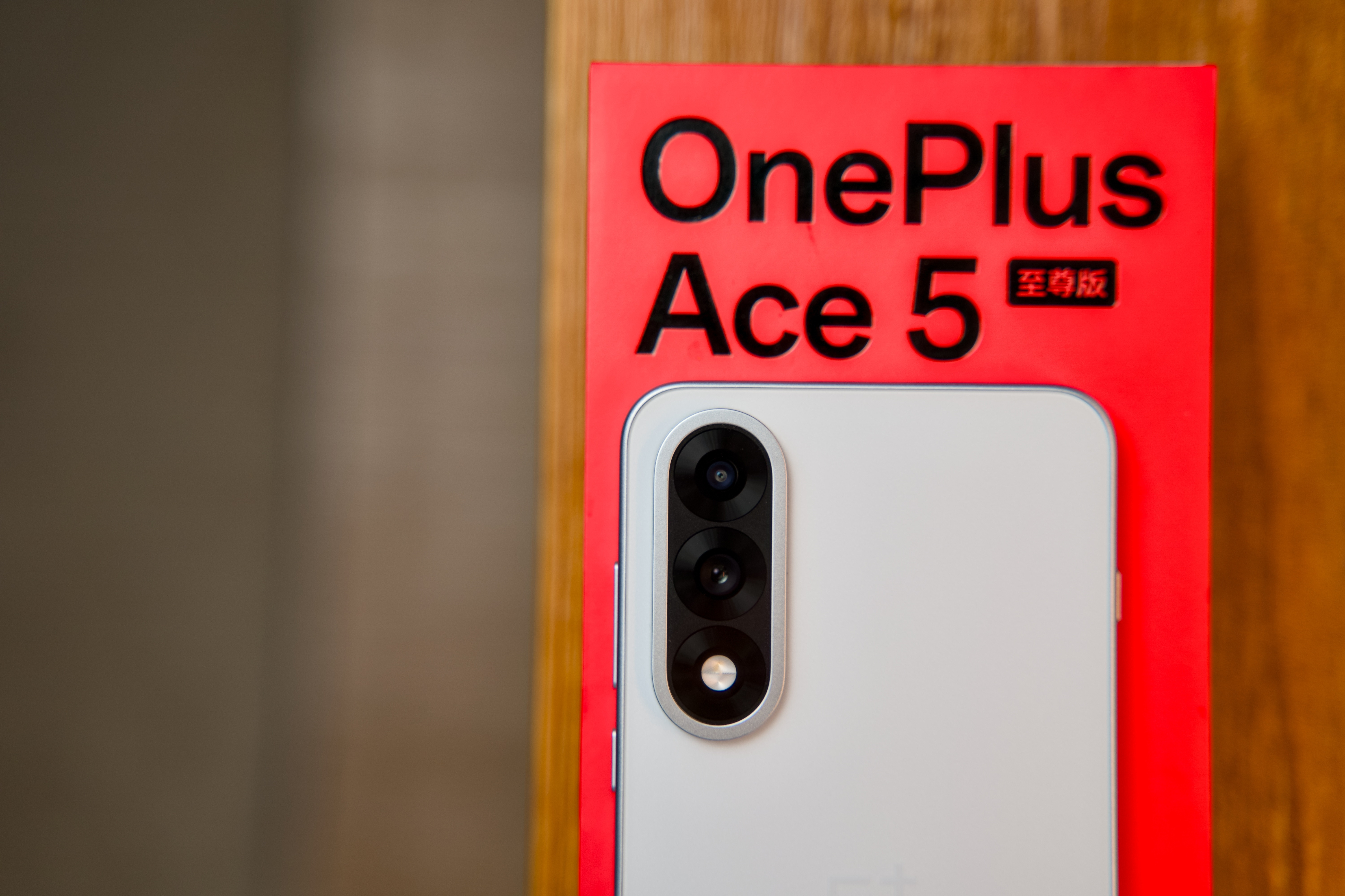 简单发一组一加Ace5至尊版海风蓝外观图，清爽、简约、好看，从13T开始一加