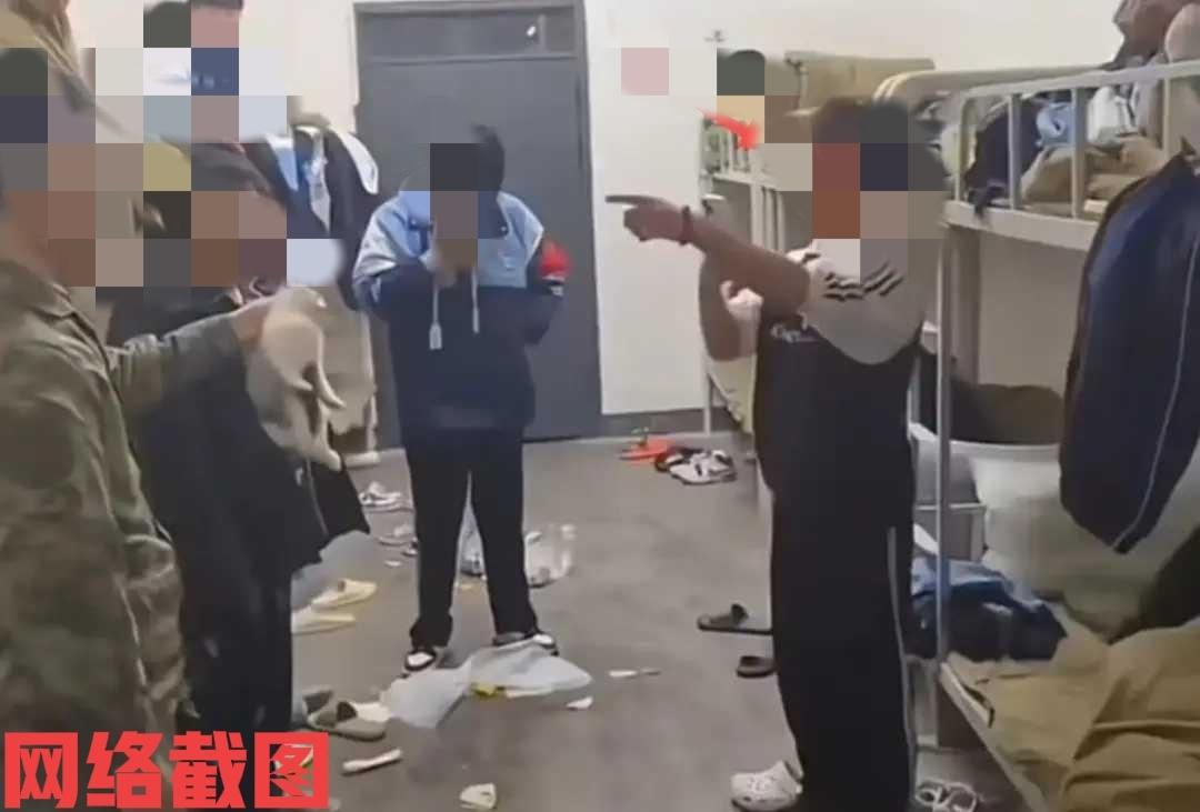 湖南湘西某职业学校里的一场事情。这里学校有规定学生宿舍不能携带宠物，偏有学生