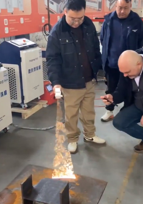 中方激光除锈机演示除锈过程，外国客户直接给看跪了：这科技太强了最近，一段由中国一