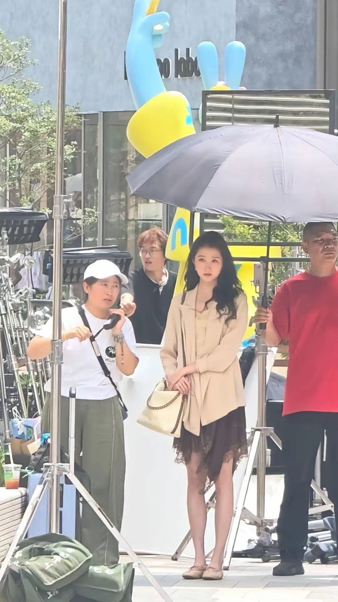 无锡偶遇关晓彤拍戏，她的美貌被低估了，本人比镜头中更惊艳，身材高挑纤细，面部精致
