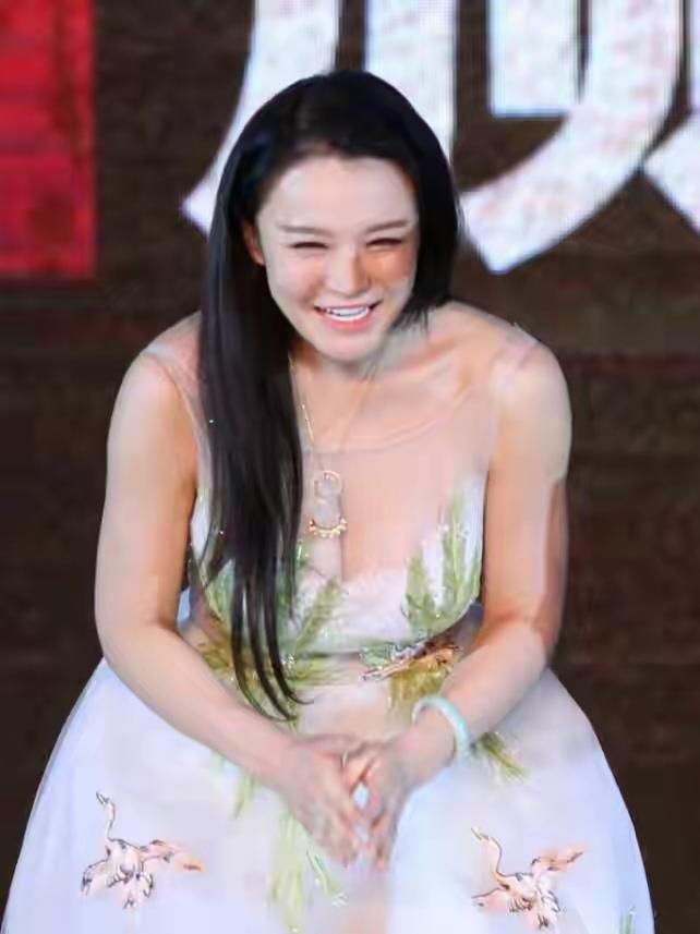 夫唱妇随，中国拳王邹市明的老婆真漂亮，身材、肤色……比起许多明星来一点也不差！