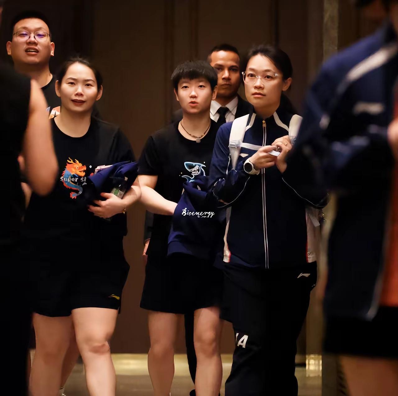 孙颖莎瘦了，双下巴没有了，和旁边的人比起来，整个人显得又瘦又小，原本肌肉