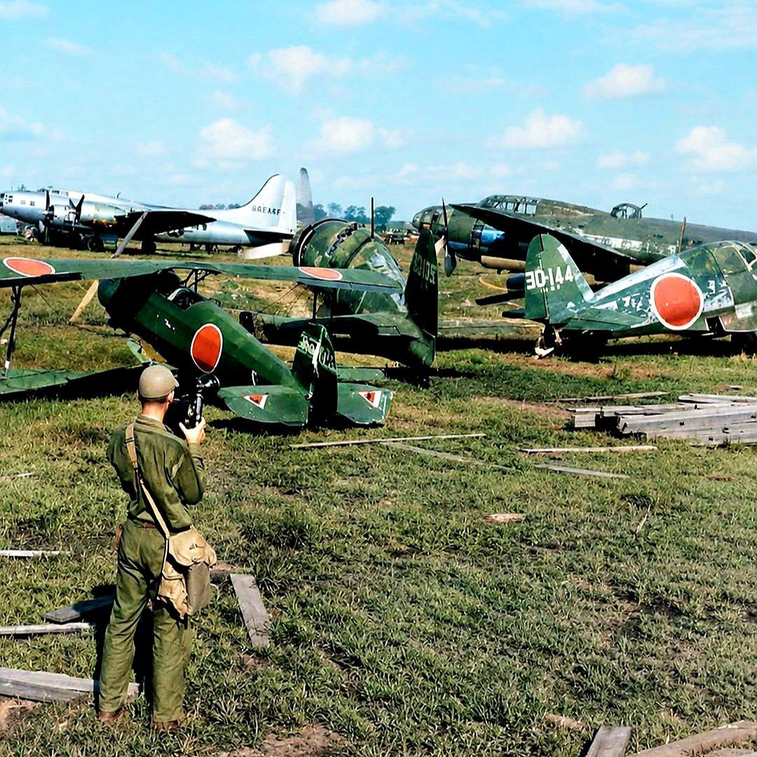 横须贺机场的战利品。1945年8月日本投降后，一名美国海军摄影师记录了缴获/摧毁