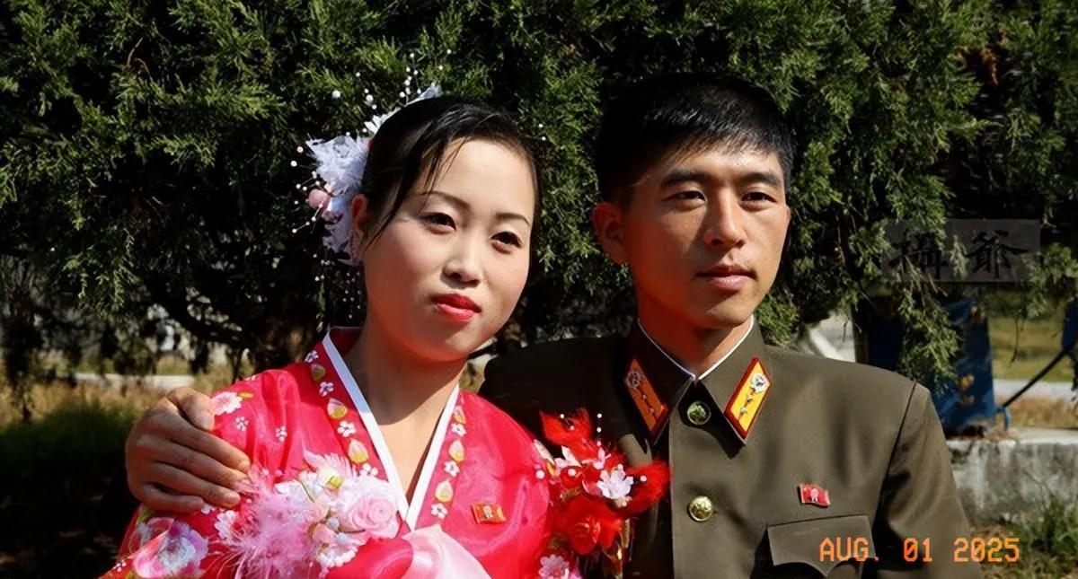 这是我们的邻国朝鲜，两对年轻夫妇的新婚合影。朝鲜女同志善良勤劳，家庭生活中洗衣