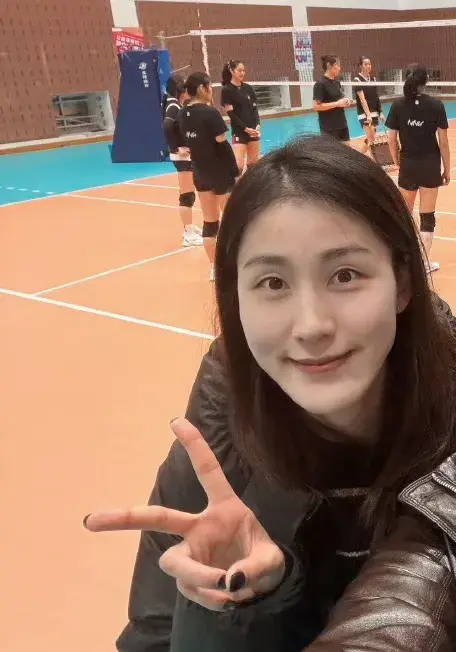 终于明白刁琳宇为什么在中国女排无缘亚锦赛的冠军后失声痛哭的原因了，原来她是临时回来救急的，真的印证了