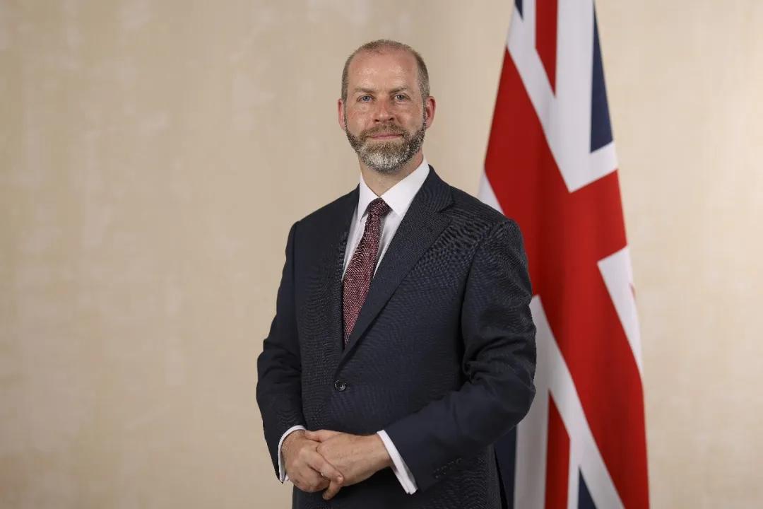 答应赔中国钱，英国点头了！ 7月28日，我国商务部代表与英国新任商贸大臣雷诺