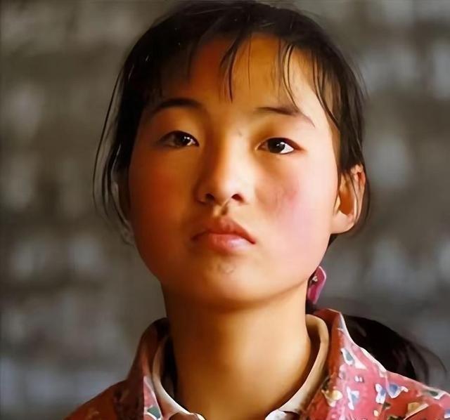 1999年，张艺谋捧红了农村女孩魏敏芝。拍完戏后，魏敏芝想进演艺圈，张艺谋却不同