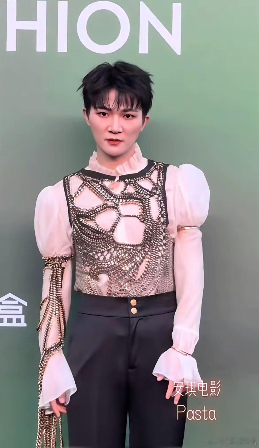 我想对周深说，要不咱就好好唱歌吧，这种奇形怪状的打扮咱就不打扮了，咱是个男生，衣