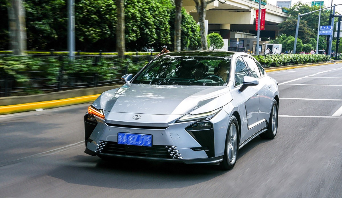 30多万的雷克萨斯ES300h，改款彻底翻车！豪车气场全无，满屏网约车既视感在很多人的印象里，雷克萨