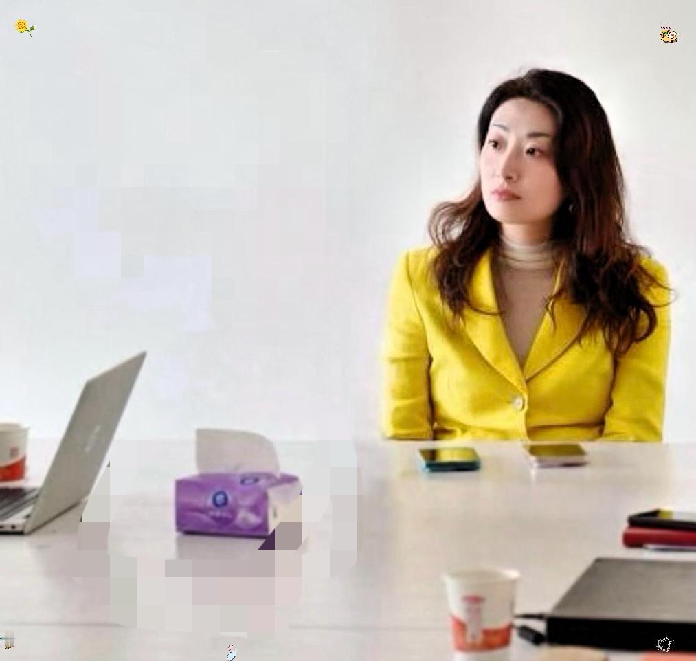 宗馥莉最近露面的这张照片里估计雷军看到了都要羞愧的不行吧？看宗馥莉桌上的手