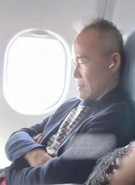 王石离婚风波后现身，坐在飞机上没有戴假发，头发稀疏全白了，不知道此刻的他是否肠子