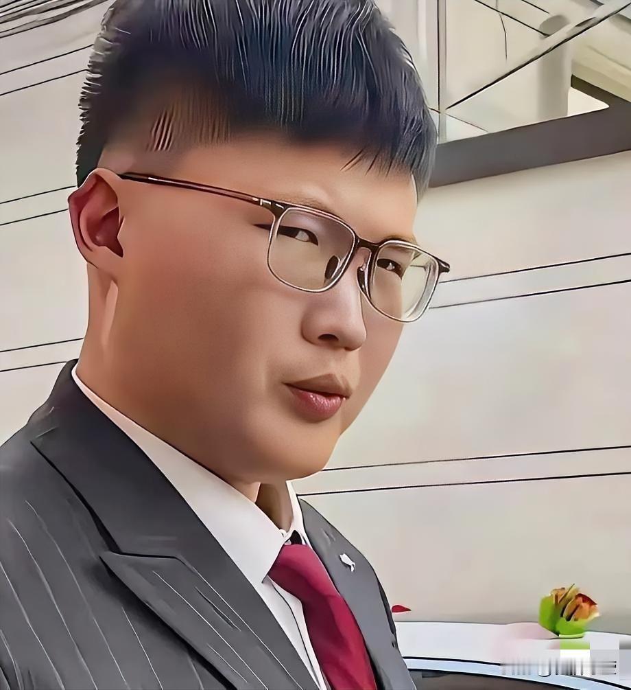 年大衣哥女婿张海洋着实让人眼前一亮。看眼神是有能力有智慧之人。大家可别被他那憨厚