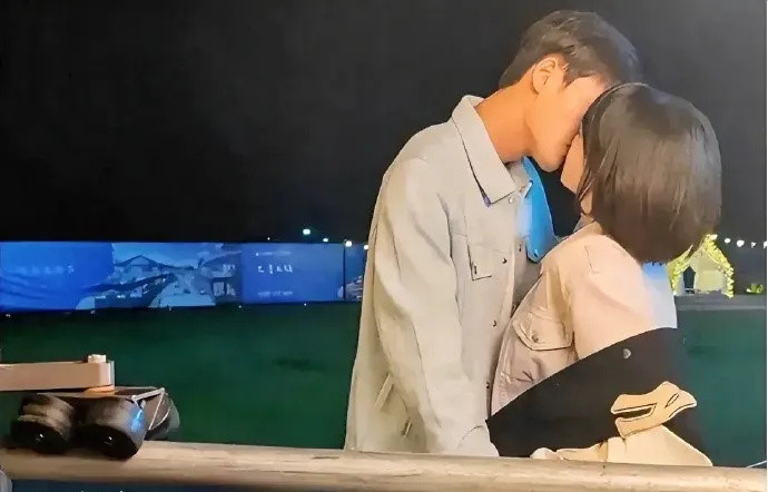 终于明白为什么现在的电视剧只拍上半身，看了花絮实在是太尴尬了……​​​​
