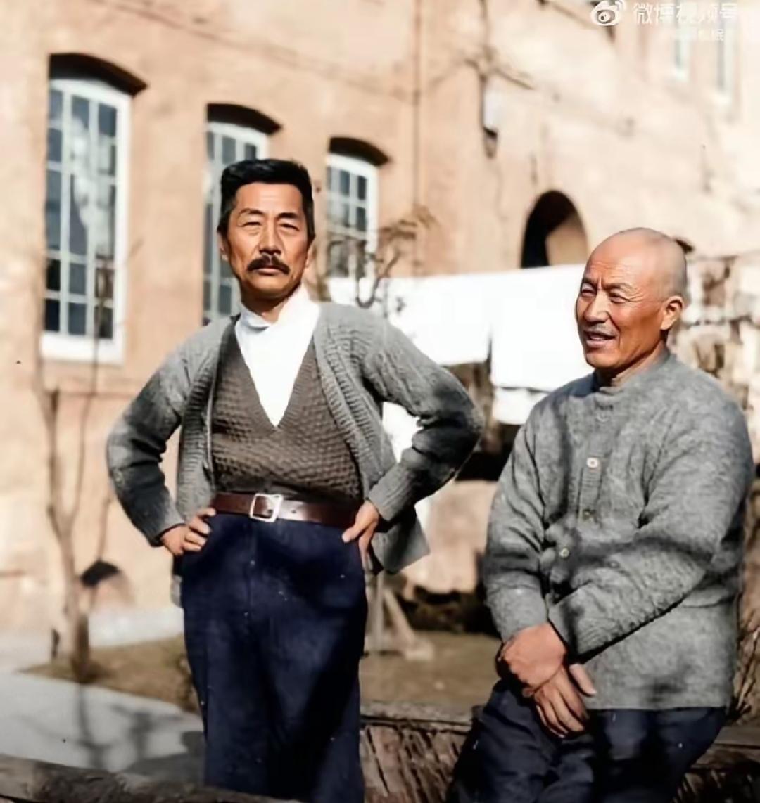 1933年在上海的合影，认识这两位的能说出名字吗？[作揖][玫瑰]