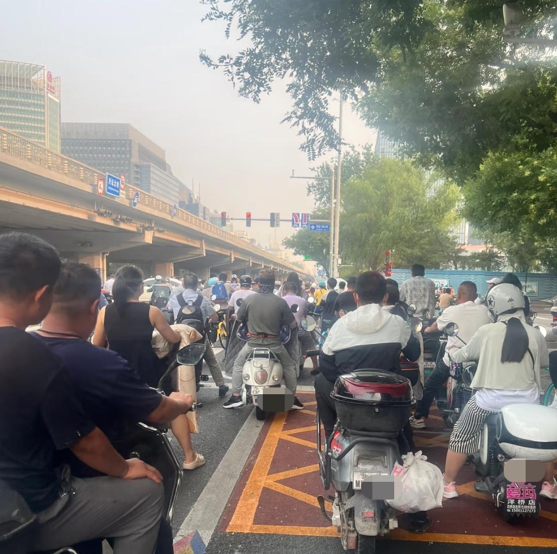 北京小汽车摇号摇走了多少人的青春年华与消费欲望。摇号14年了，以前20岁的小伙子