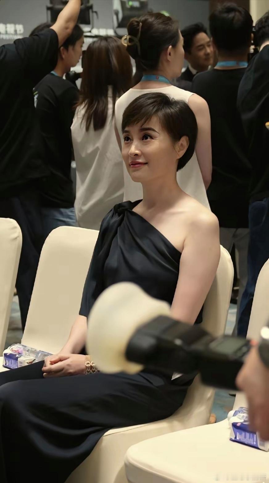 吴越老师不捯饬则已，一捯饬起来颜值惊人啊，太美了，刻在骨里的优雅是装不出来的。