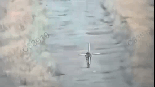 1名俄军士兵远远看见马路上躺着1件可疑物品，还以为是谁落下的宝贝，一路小跑过去用