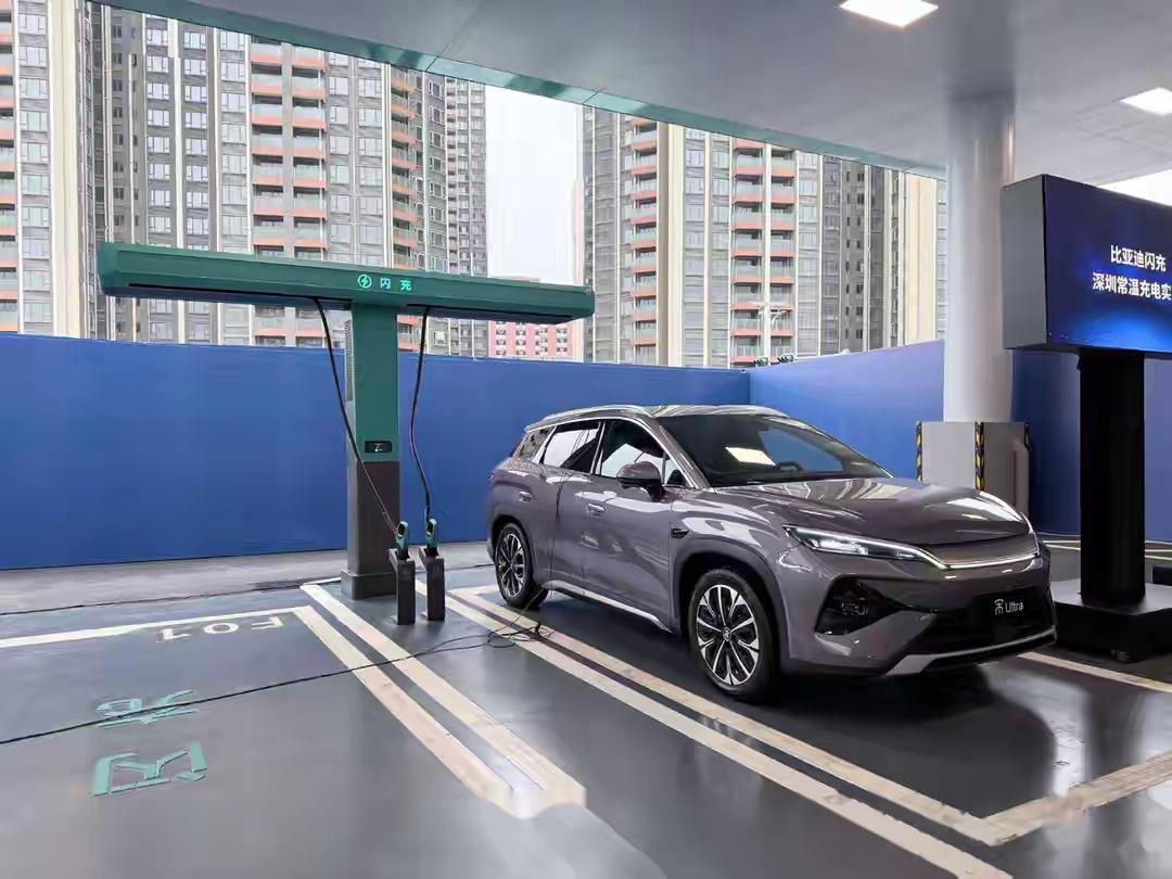 宝马和比亚迪这回杠上了。就前几天，宝马一个管电池的高管直接喊话，说充电速度越