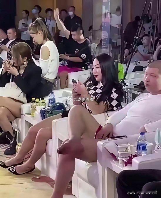 互联网各大网红齐聚一堂看这坐姿，这也太随意了