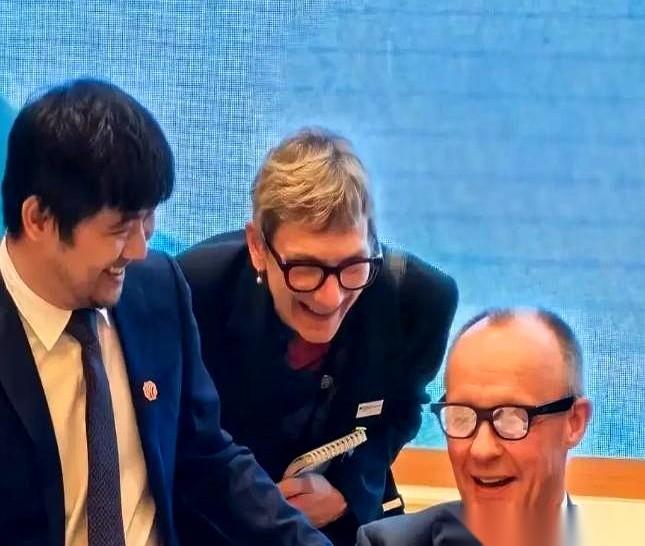 “给我摘下来！”德国总理默茨一声令下，全场静得掉根针都能听见。旁边一圈国际政要