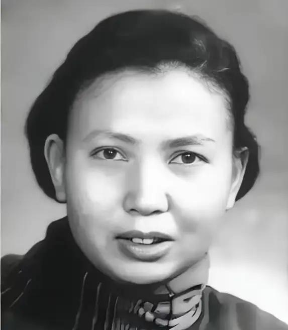 1941年，21岁的女战士莫林被活埋前，敌人竟突然问：“你认识莫林吗？”莫林一听