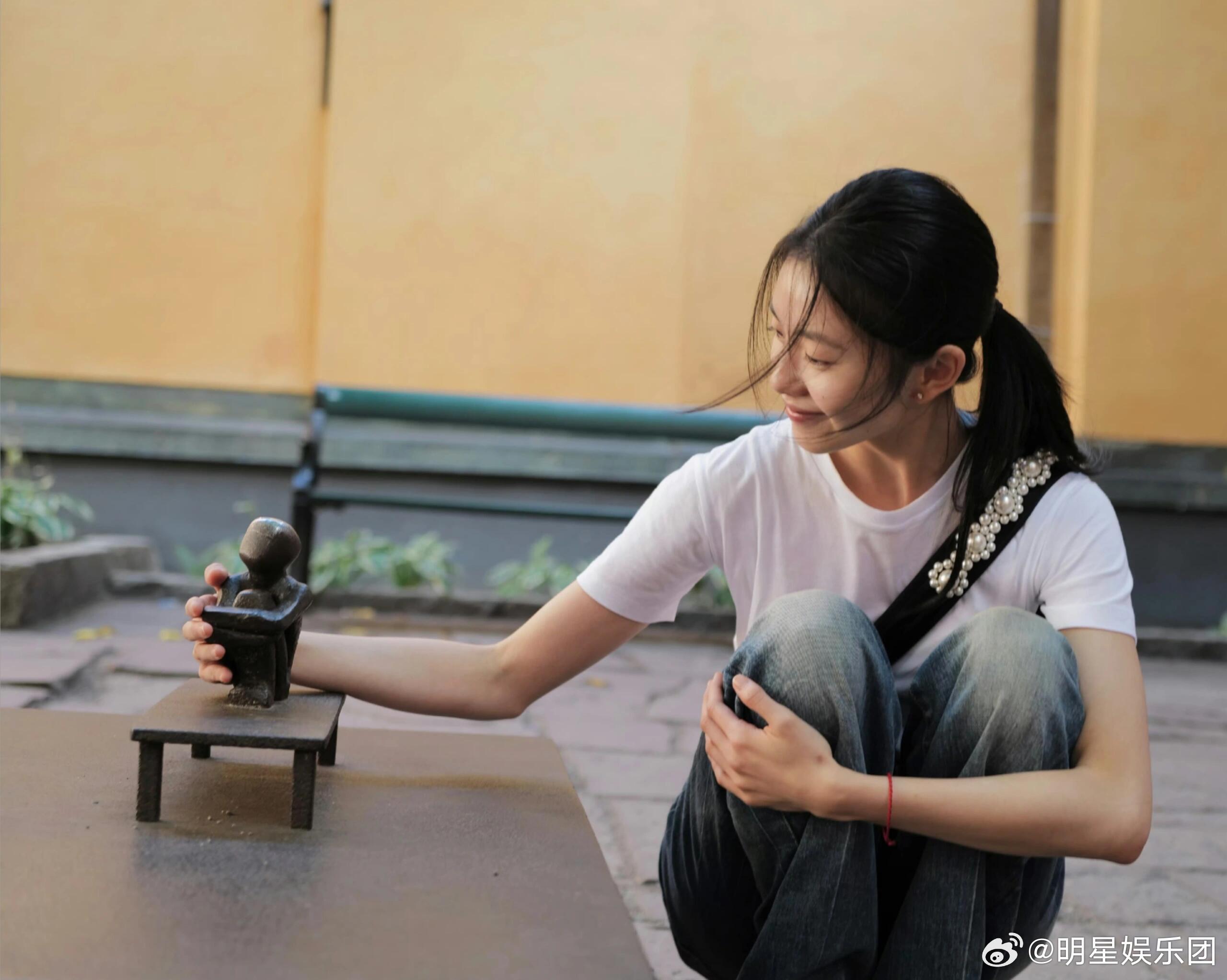 刘浩存吻戏刘浩存抱腿素在?当然模仿她手里的小人啊好喜欢小热恋啊，剧情挺好的，很多