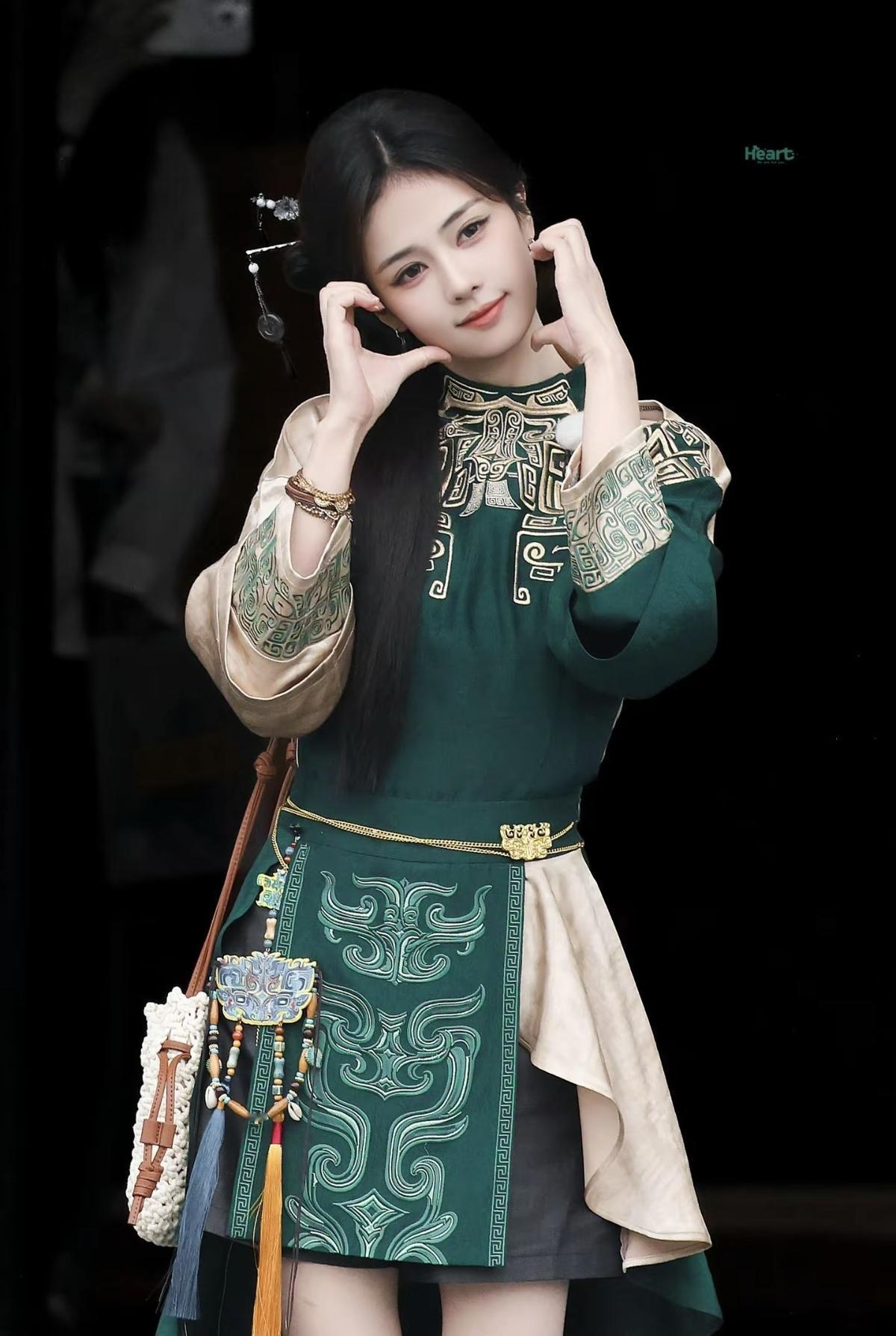  白鹿把殷商美学穿在身上，既有国风的厚重感，又不失少女的灵动俏皮[比心]娱乐明星
