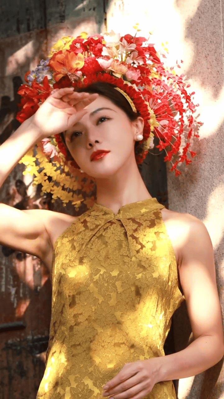 邓家佳金旗袍簪花图绝美东方韵味！温婉又明艳，她一穿上，就像是从民国画卷里走出来