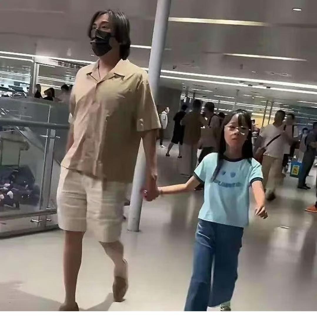 伊能静的女儿米粒，也戴上眼镜了，很可惜没有遗传她的大眼睛。