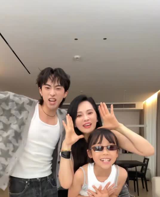 这闺女长得跟秦昊一模一样[害羞][害羞][害羞]看出来了，米粒肢体协调基因应该随
