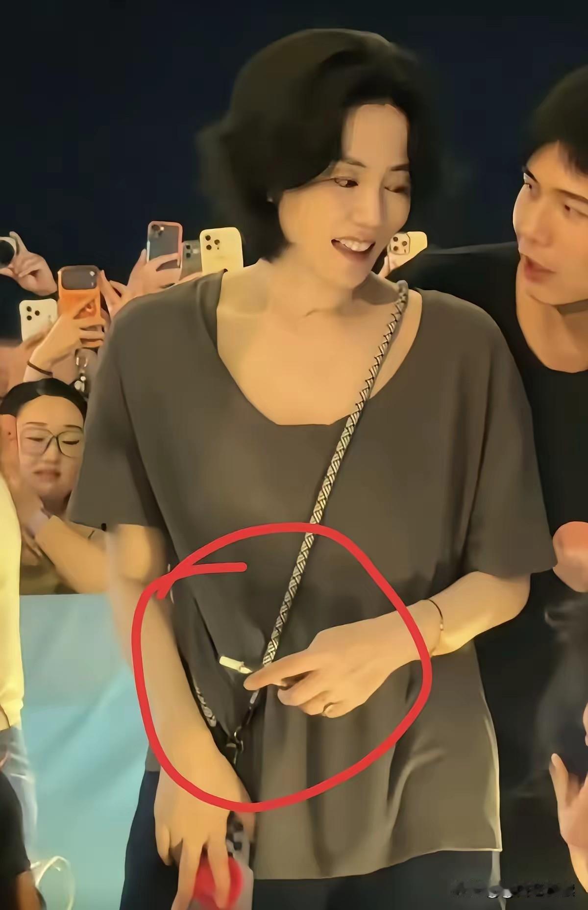 看着王菲和她的两个女儿在公共场合抽烟的样子王菲作为天后工作压力大可以理解