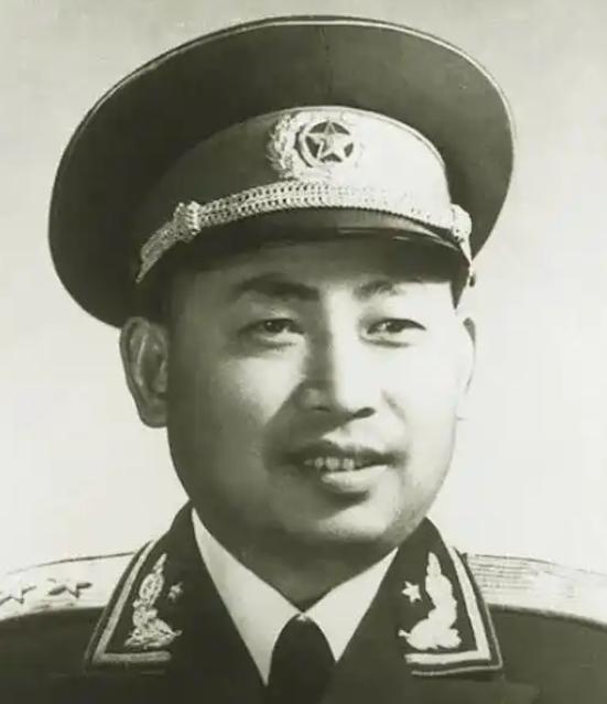 1949年，北平刚解放不久，毛主席在接见第四野战军的将领时，在人群里看到了一个老