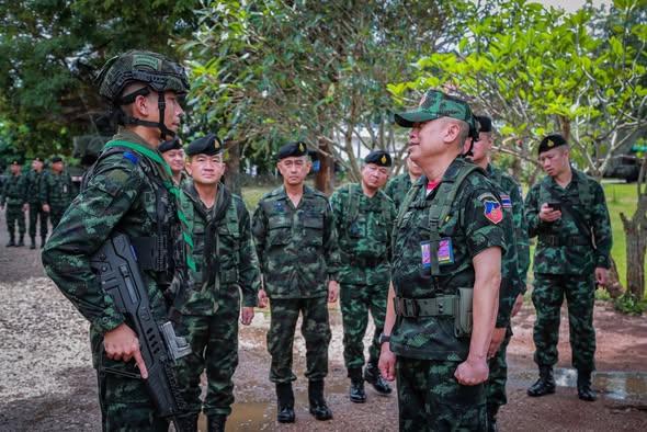 当地时间2025年12月8日，随着柬埔寨军队与泰国军队再度开打，柬埔寨参议院议长