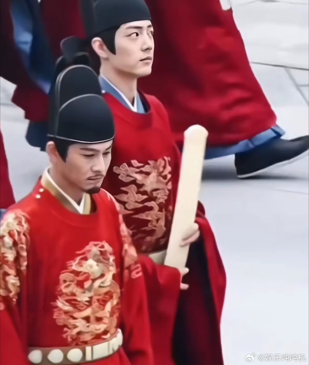 单看肖战已经是大帅哥了，但把他跟乔振宇放在一起，目光就会不自觉被乔振宇吸引。​就