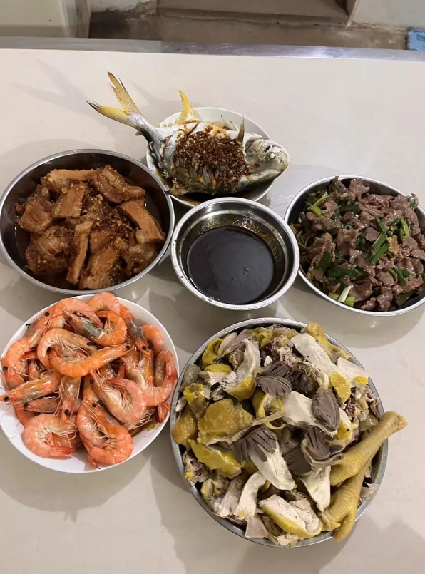 大家看这桌美食觉得怎么样，用我们老家话说全是硬菜，猜猜这桌菜是哪个地方的，不妨大