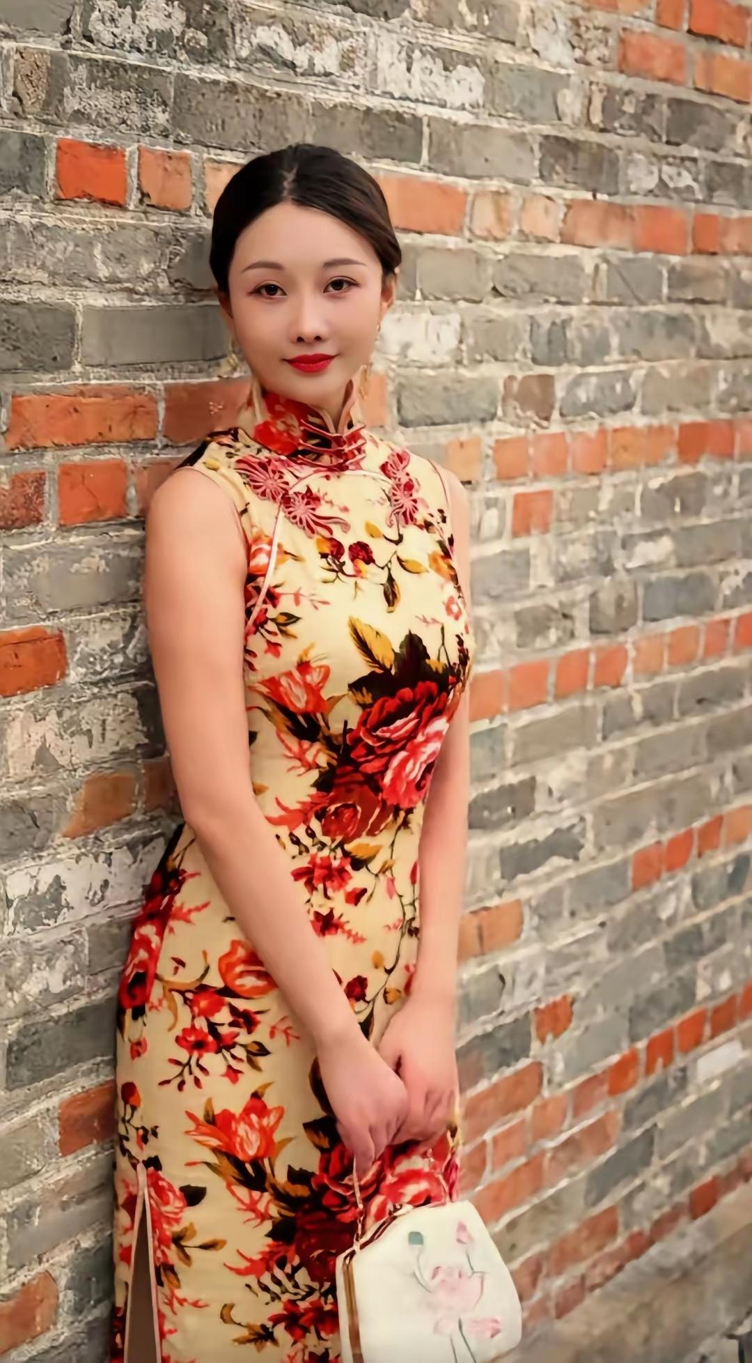 旗袍映墙复古旗袍映砖墙，暖融雅韵意悠长。红墙不语藏幽梦，衣袂轻飘岁月香。