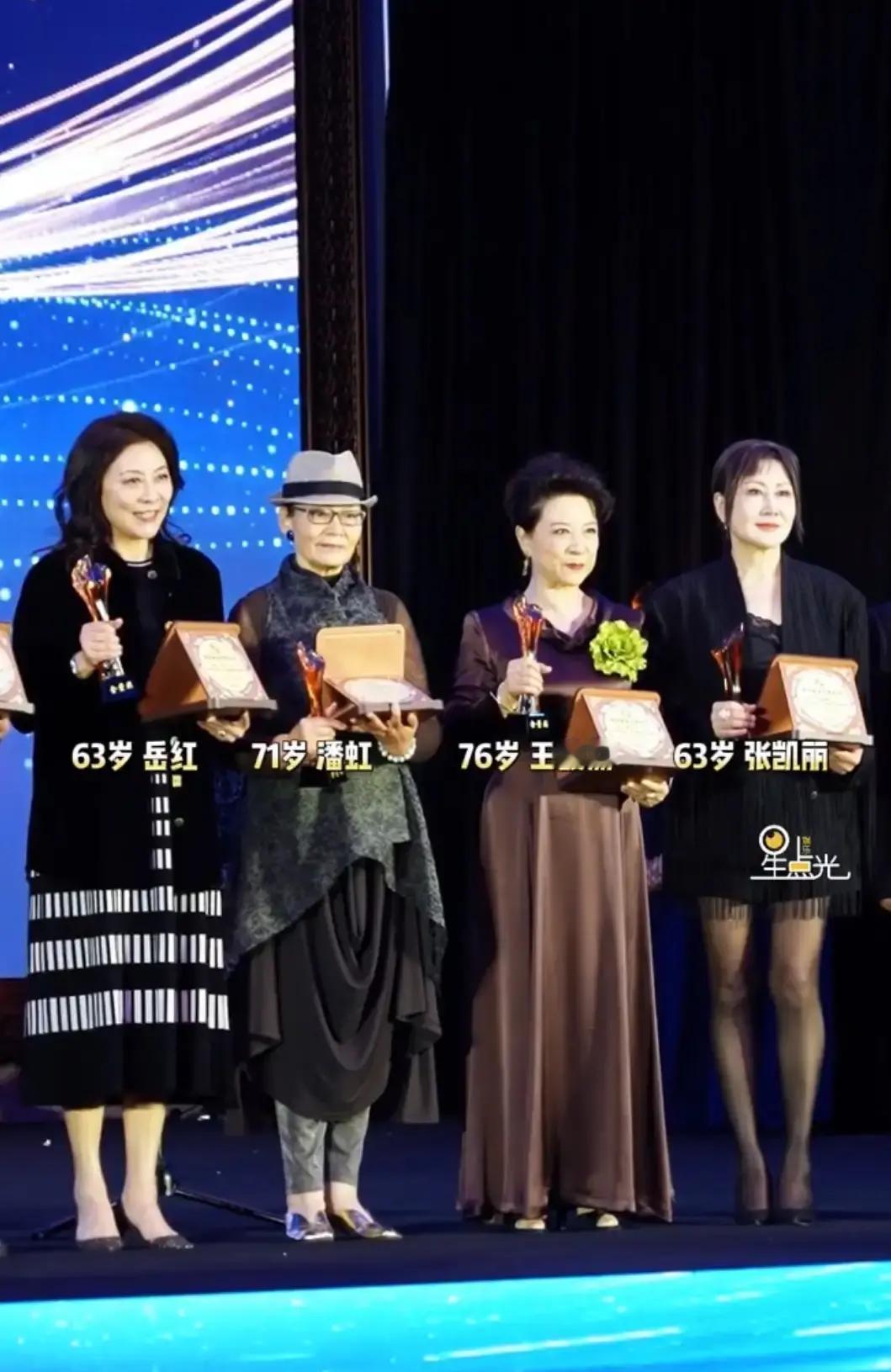 别听那些“什么年龄穿什么衣”的鬼话。看看79岁的吴彦姝，一身香云纱改良套装